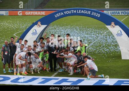 Florentino Perez, Präsident von Real Madrid, und Cheftrainer Raul Gonzalez Blanco Head feiern mit der Lennart Johanssen Trophy nach dem Sieg über Benfica im UEFA Youth League Finale 3-2 im Colovray Sports Center, Nyon. Bilddatum: 25. August 2020. Bildnachweis sollte lauten: Jonathan Moscrop/Sportimage via PA Images Stockfoto