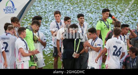 Florentino Perez, Präsident von Real Madrid, begrüßt Cheftrainer Raul Gonzalez Blanco, während die Spieler mit der Lennart Johanssen Trophy nach dem Sieg über Benfica im UEFA Youth League Finale 3-2 im Colovray Sports Center, Nyon, feiern. Bilddatum: 25. August 2020. Bildnachweis sollte lauten: Jonathan Moscrop/Sportimage via PA Images Stockfoto