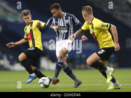 Will Smith und Lloyd Kerry von Harrogate Town bekämpfen Hal Robson Kanu von West Bromwich Albion während des Carabao Cup-Spiels bei den Hawthorns, West Bromwich. Bilddatum: 16. September 2020. Bildnachweis sollte lauten: Darren Staples/Sportimage via PA Images Stockfoto