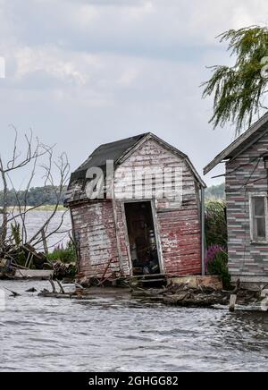 Verlassene Fischerhütte am Wasser entlang Stockfoto