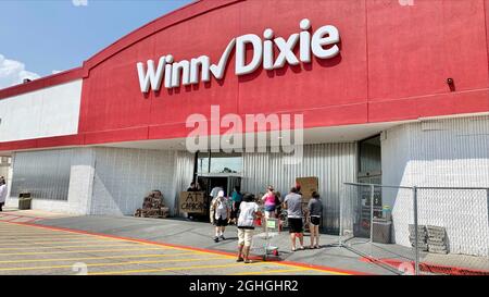 Chalmette, Vereinigte Staaten Von Amerika. September 2021. Chalmette, Vereinigte Staaten von Amerika. 05. September 2021. Menschen warten in der Schlange, um im Winn Dixie-Lebensmittelgeschäft einzukaufen, nachdem die Arbeiter nach dem 5. September 2021 in Chalmette, Louisiana, die Stromversorgung wiederhergestellt haben. Kredit: John Mills/FEMA/Alamy Live Nachrichten Stockfoto