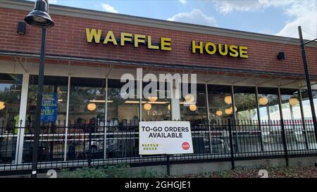 New Orleans, Vereinigte Staaten von Amerika. 05. September 2021. Mitarbeiter von Elektrounternehmen schließen nach dem Hurrikan Ida am 5. September 2021 in New Orleans, Louisiana, die Stromwiederherstellung für ein Waffle House-Restaurant im unteren 9. Bezirk ab. Kredit: John Mills/FEMA/Alamy Live Nachrichten Stockfoto