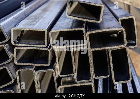 Metallrohre aus rechteckigem Profil in einem Handelslager Stockfoto