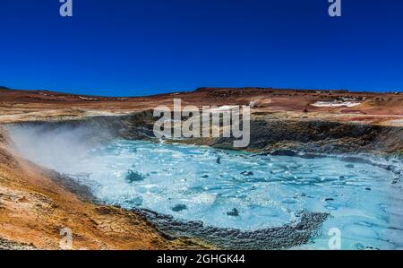 Schlammbecken im Geysir Sol de Manana in Bolivien Stockfoto