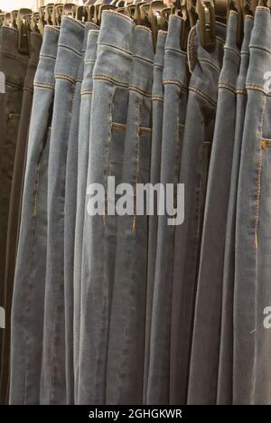 Close-up - Jeans auf Rack bereit zum Verkauf Stockfoto