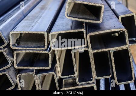 Metallrohre aus rechteckigem Profil in einem Handelslager Stockfoto