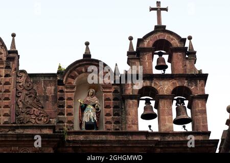 Glocken auf dem Templo de la Sagrada Familia, Cusco, Peru Stockfoto