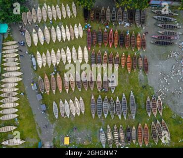 Nicht exklusiv: MANIKGANJ, BANGLADESCH - SEPTEMBER 5: Luftaufnahme von Personen aus Savar und Aminbazar, die am Markt ankommen, um Boote zu kaufen, um sie zu benutzen Stockfoto