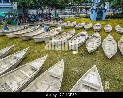 Nicht exklusiv: MANIKGANJ, BANGLADESCH - SEPTEMBER 5: Luftaufnahme von Personen aus Savar und Aminbazar, die am Markt ankommen, um Boote zu kaufen, um sie zu benutzen Stockfoto