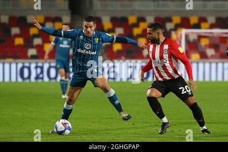 EMI Buend’a aus Norwich wird während des Sky Bet Championship-Spiels im Brentford Community Stadium, London, von Saman Ghoddos aus Brentford herausgefordert. Bilddatum: 27. Oktober 2020. Bildnachweis sollte lauten: Paul Terry/Sportimage via PA Images Stockfoto