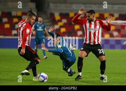 EMI Buend’a aus Norwich wird während des Sky Bet Championship-Spiels im Brentford Community Stadium, London, von Saman Ghoddos aus Brentford gefoult. Bilddatum: 27. Oktober 2020. Bildnachweis sollte lauten: Paul Terry/Sportimage via PA Images Stockfoto