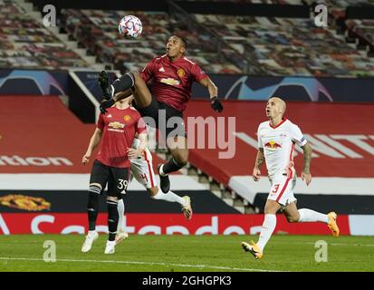 Anthony Martial von Manchester United kommt einfach nicht am Ende eines Freistocks von Bruno Fernandes von Manchester United während des UEFA Champions League-Spiels in Old Trafford, Manchester. Bilddatum: 28. Oktober 2020. Bildnachweis sollte lauten: Andrew Yates/Sportimage via PA Images Stockfoto