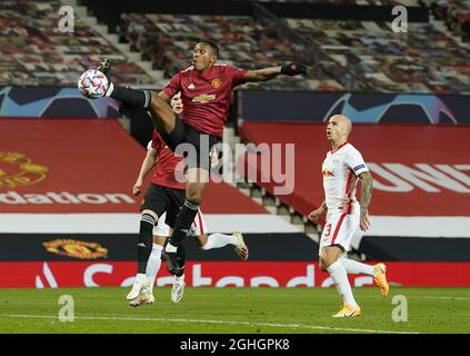 Anthony Martial von Manchester United kommt einfach nicht am Ende eines Freistocks von Bruno Fernandes von Manchester United während des UEFA Champions League-Spiels in Old Trafford, Manchester. Bilddatum: 28. Oktober 2020. Bildnachweis sollte lauten: Andrew Yates/Sportimage via PA Images Stockfoto