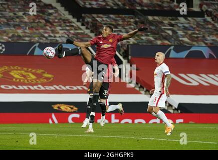 Anthony Martial von Manchester United kommt einfach nicht am Ende eines Freistocks von Bruno Fernandes von Manchester United während des UEFA Champions League-Spiels in Old Trafford, Manchester. Bilddatum: 28. Oktober 2020. Bildnachweis sollte lauten: Andrew Yates/Sportimage via PA Images Stockfoto