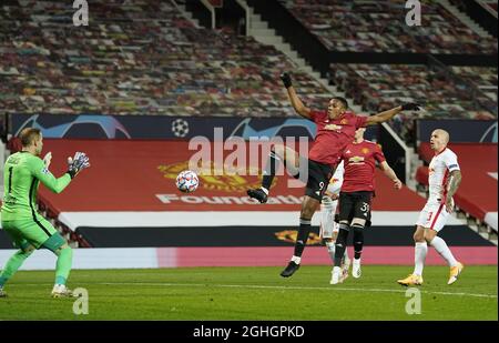 Anthony Martial von Manchester United kommt einfach nicht am Ende eines Freistocks von Bruno Fernandes von Manchester United während des UEFA Champions League-Spiels in Old Trafford, Manchester. Bilddatum: 28. Oktober 2020. Bildnachweis sollte lauten: Andrew Yates/Sportimage via PA Images Stockfoto