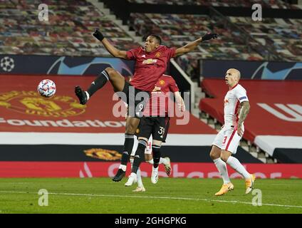 Anthony Martial von Manchester United kommt einfach nicht am Ende eines Freistocks von Bruno Fernandes von Manchester United während des UEFA Champions League-Spiels in Old Trafford, Manchester. Bilddatum: 28. Oktober 2020. Bildnachweis sollte lauten: Andrew Yates/Sportimage via PA Images Stockfoto