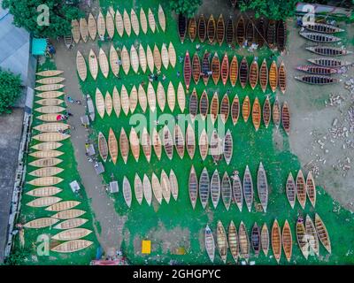 Nicht exklusiv: MANIKGANJ, BANGLADESCH - SEPTEMBER 5: Luftaufnahme von Personen aus Savar und Aminbazar, die am Markt ankommen, um Boote zu kaufen, um sie zu benutzen Stockfoto