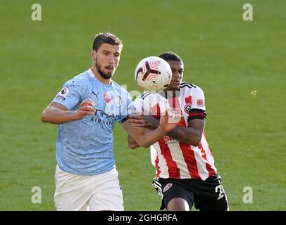 Rhian Brewster von Sheffield United zerstoert mit Ruben Dias von Manchester City während des Spiels in der Premier League in der Bramall Lane, Sheffield. Bilddatum: 31. Oktober 2020. Bildnachweis sollte lauten: Andrew Yates/Sportimage via PA Images Stockfoto