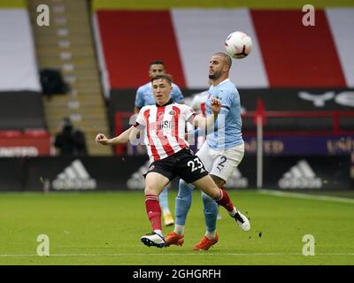 Ben Osborn von Sheffield United tötelt mit Kyle Walker von Manchester City während des Spiels in der Premier League in der Bramall Lane, Sheffield. Bilddatum: 31. Oktober 2020. Bildnachweis sollte lauten: Andrew Yates/Sportimage via PA Images Stockfoto