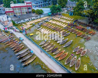 Nicht exklusiv: MANIKGANJ, BANGLADESCH - SEPTEMBER 5: Luftaufnahme von Personen aus Savar und Aminbazar, die am Markt ankommen, um Boote zu kaufen, um sie zu benutzen Stockfoto