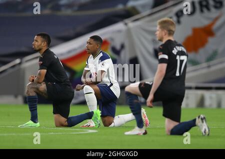 Die Spieler beider Mannschaften treten beim Premier League-Spiel im Tottenham Hotspur Stadium, London, ins Knie. Bilddatum: 21. November 2020. Bildnachweis sollte lauten: David Klein/Sportimage via PA Images Stockfoto