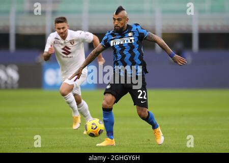Arturo Vidal von Internazionale wird von Karol Linetty vom FC Turin während des Spiels der Serie A bei Giuseppe Meazza, Mailand, verfolgt. Bilddatum: 22. November 2020. Bildnachweis sollte lauten: Jonathan Moscrop/Sportimage via PA Images Stockfoto