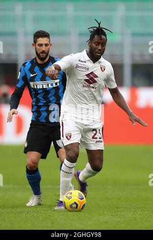 Soualiho Meite vom FC Turin kontrolliert den Ball, als Roberto Gagliardini von Internazionale während des Spiels der Serie A bei Giuseppe Meazza, Mailand, den Ball schließt. Bilddatum: 22. November 2020. Bildnachweis sollte lauten: Jonathan Moscrop/Sportimage via PA Images Stockfoto