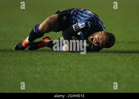 Alejandro Gomez von Atalanta, der eine Kapitänsarmband mit der Nummer 10 von Diego Armando Maradona trägt, stürzt zu Boden, nachdem er während des Serie-A-Spiels im Gewiss-Stadion in Bergamo von einem Gegner gefoult wurde. Bilddatum: 28. November 2020. Bildnachweis sollte lauten: Jonathan Moscrop/Sportimage via PA Images Stockfoto