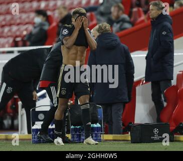 David Neres von Ajax verzweifelt, als er während des UEFA Champions League-Spiels in Anfield, Liverpool, verletzt ausläuft. Bilddatum: 1. Dezember 2020. Bildnachweis sollte lauten: Darren Staples/Sportimage via PA Images Stockfoto