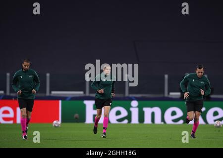 Schiedsrichterin Stephanie Frappart ( Mitte ) erwärmt sich mit den Kollegen Hicham Zachrani ( links ) und Mehdi Rahmouni ( rechts ) während des UEFA Champions League-Spiels im Allianz Stadium, Turin. Bilddatum: 2. Dezember 2020. Bildnachweis sollte lauten: Jonathan Moscrop/Sportimage via PA Images Stockfoto