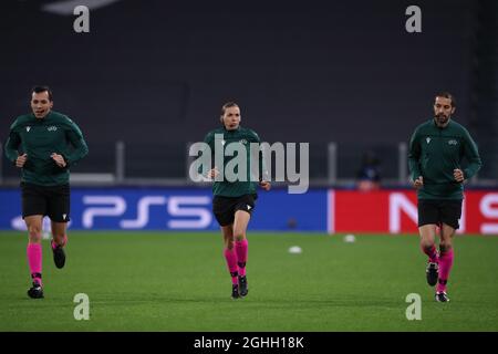 Schiedsrichterin Stephanie Frappart ( Mitte ) erwärmt sich mit den Kollegen Hicham Zachrani ( rechts ) und Mehdi Rahmouni ( links ) während des UEFA Champions League-Spiels im Allianz Stadium, Turin. Bilddatum: 2. Dezember 2020. Bildnachweis sollte lauten: Jonathan Moscrop/Sportimage via PA Images Stockfoto