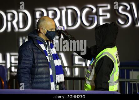 Zurückkehrende Chelsea-Fans lassen ihre Temperatur überprüfen, bevor sie während des Premier League-Spiels in Stamford Bridge, London, den Boden betreten. Bilddatum: 5. Dezember 2020. Bildnachweis sollte lauten: David Klein/Sportimage via PA Images Stockfoto