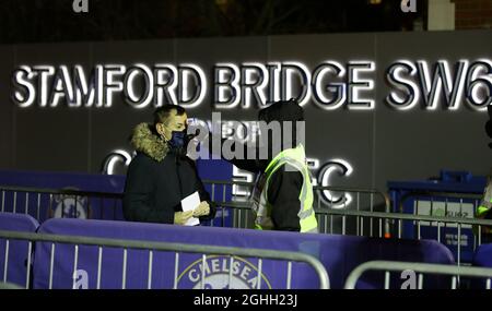 Zurückkehrende Chelsea-Fans lassen ihre Temperatur überprüfen, bevor sie während des Premier League-Spiels in Stamford Bridge, London, den Boden betreten. Bilddatum: 5. Dezember 2020. Bildnachweis sollte lauten: David Klein/Sportimage via PA Images Stockfoto