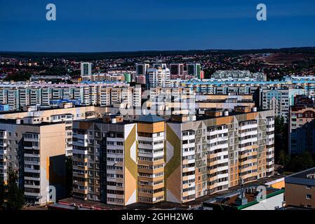 Wohnviertel einer russischen Stadt. Typisches Gebäude. Wohngebiete mit Hochhäusern. Kazan, Draufsicht. Stockfoto