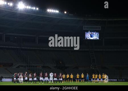 Spieler und Beamte beobachten eine Schweigeminute als Zeichen des Respekts gegenüber dem italienischen Fußballweltmeister Paolo Rossi, der das Bild auf die Stadionleinwand projiziert, nachdem er Anfang der Woche, vor dem Spiel der Serie A im Stadio Grande Torino, Turin, tragisch gestorben ist. Bilddatum: 12. Dezember 2020. Bildnachweis sollte lauten: Jonathan Moscrop/Sportimage via PA Images Stockfoto