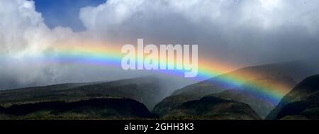 MAUI, HAWAII, USA...REGENBOGEN ÜBER DEN HÜGELN BEI LAHAINA Stockfoto