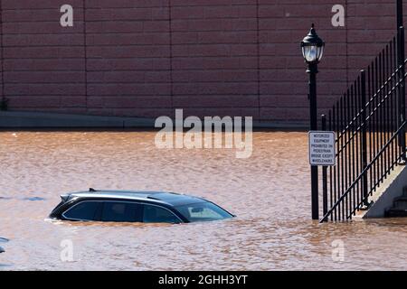 Fahrzeug untergetaucht unter Wasser in der Nachwirkung von tropischem Sturm Ida. Stockfoto