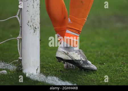 Cristiano Ronaldo von Juventus personalisierten Stiefeln mit dem Schriftzug CR750 als Zeichen für ihn. Das 750. Karriereziel wird gesehen, als er sich während des Serie-A-Spiels im Stadio Ennio Tardini, Parma, gegen den Torpfosten lehnt. Bilddatum: 19. Dezember 2020. Bildnachweis sollte lauten: Jonathan Moscrop/Sportimage via PA Images Stockfoto