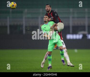 Theo Hernandez vom AC Mailand erwartet, dass Andreas Pereira von der SS Lazio den Ball während des Serie-A-Spiels bei Giuseppe Meazza, Mailand, gewinnt. Bilddatum: 23. Dezember 2020. Bildnachweis sollte lauten: Jonathan Moscrop/Sportimage via PA Images Stockfoto