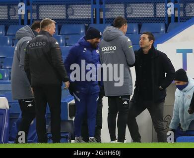 John Terry, Assistenztrainer der Aston Villa, wartet während des Premier-League-Spiels in Stamford Bridge, London, auf ein ehemaliges Temamat bei Chelsea Frank Lampard, Manager von Chelsea. Bilddatum: 28. Dezember 2020. Bildnachweis sollte lauten: David Klein/Sportimage via PA Images Stockfoto