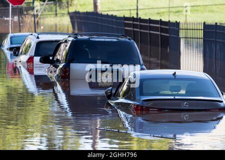 Autos tauchten nach dem Tropensturm Ida unter Wasser Stockfoto