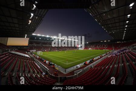 Sonnenuntergang während des Spiels während des FA Cup Spiels im bet365 Stadium, Stoke. Bilddatum: 9. Januar 2021. Bildnachweis sollte lauten: Andrew Yates/Sportimage via PA Images Stockfoto
