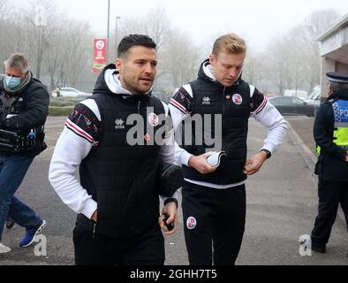 Der Fernsehmoderist Mark Wright (L), der jetzt in Crawley Town spielt, kommt mit seinem Bruder David Wright (R) während des FA Cup-Spiels im Peoples Pension Stadium in Crawley an. Bilddatum: 10. Januar 2021. Bildnachweis sollte lauten: Paul Terry/Sportimage via PA Images Stockfoto