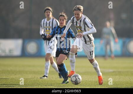 Lina Hurtig von Juventus bricht mit Flaminia Simonetti von Internazionale in der Verfolgung während der Serie A Femminile Spiel im Suning Youth Development Center, Mailand. Bilddatum: 17. Januar 2021. Bildnachweis sollte lauten: Jonathan Moscrop/Sportimage via PA Images Stockfoto