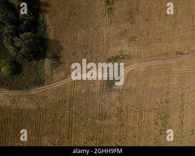 Luftaufnahme des gepflügten landwirtschaftlichen Feldes bereit für die Bepflanzung, Draufsicht Stockfoto