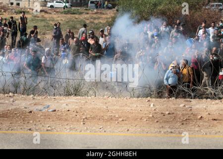 Jenin, Palästina. September 2021. Israelische Soldaten warfen Betäubungsgranaten auf Palästinenser.sechs palästinensische Gefangene flohen am Montag aus dem Gefängnis in Israel, was zu einer weit verbreiteten Menschenjagd führte, sagten die israelischen Behörden. Die Polizei sagte in einer Erklärung, dass die äußerst seltene Flucht über Nacht im Gilboa Gefängnis stattfand, einem Gefängnis mit maximaler Sicherheit für palästinensische Gefangene in Nordisraelisch. Kredit: SOPA Images Limited/Alamy Live Nachrichten Stockfoto