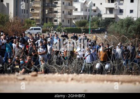 Jenin, Palästina. September 2021. Die Palästinenser versammeln sich neben einem Stacheldrahtzaun in der Nähe der Stadt Jenin im Westjordanland.sechs palästinensische Gefangene sind am Montag aus dem Gefängnis in Israel geflohen, was zu einer weit verbreiteten Menschenjagd führte, sagten die israelischen Behörden. Die Polizei sagte in einer Erklärung, dass die äußerst seltene Flucht über Nacht im Gilboa Gefängnis stattfand, einem Gefängnis mit maximaler Sicherheit für palästinensische Gefangene in Nordisraelisch. Kredit: SOPA Images Limited/Alamy Live Nachrichten Stockfoto