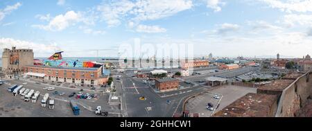 Livorno, Italien - 2021. August 31: Der Handelshafen von der Spitze der Fortezza Vecchia (Alte Festung) aus gesehen. Luftaufnahme... Stockfoto