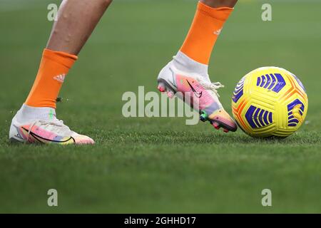 Cristiano Ronaldo von Juventus neuen Nike Mercurial Fußballschuhen wird beim Aufwärmen vor dem Spiel der Serie A im Luigi Ferraris, Genua, als er den Ball dribbelt gesehen. Bilddatum: 30. Januar 2021. Bildnachweis sollte lauten: Jonathan Moscrop/Sportimage via PA Images Stockfoto