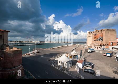 Der Industriehafen von der Spitze der Fortezza Vecchia (Alte Festung) aus gesehen. Stockfoto